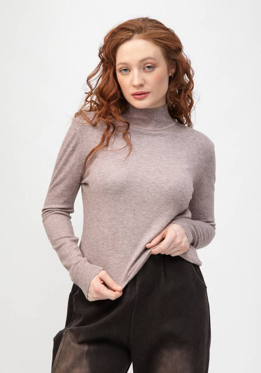 Джемпер базовый с высоким воротом пудровый