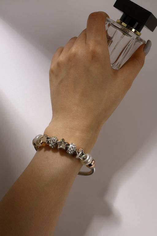 Цена за 2 шт. Браслет с шармами «Марджери», жемчуг, звёзды, белый в серебре, d=6.5 см