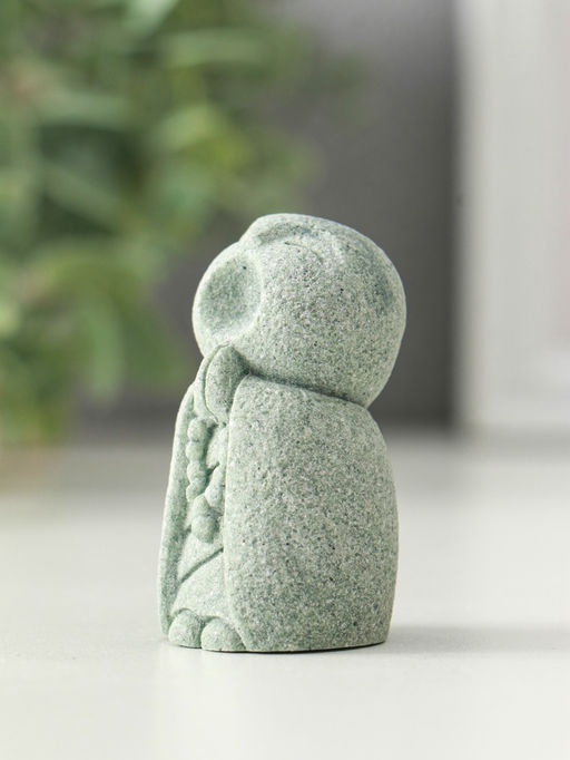 Сувенир песчаник "Буддийский монах с чётками - священные писания" 3х3х5,5 см