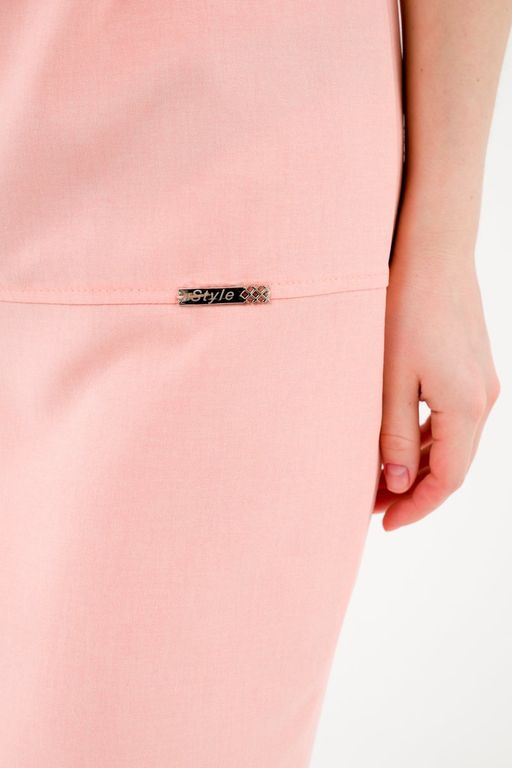 Платье свободного силуэта с V-вырезом розовое