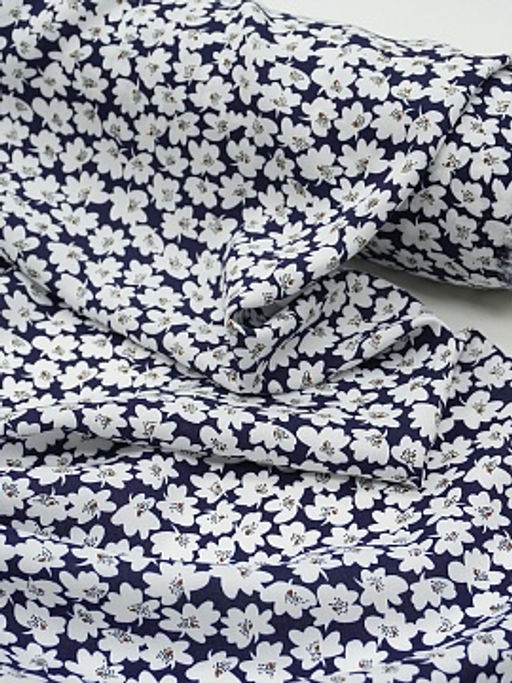 Штапель Цветочная кадриль (белые цветы на чернильном), СОРТ2, ш.1.43м, вискоза-100%, 90гр/м.кв