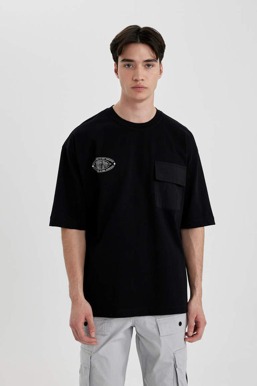 Свободная футболка с коротким рукавом и круглым вырезом сзади с принтом и карманами