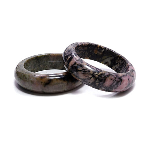 Кольцо из камня Родонит символизирует помощь и защиту Рода, оберегает от напастей