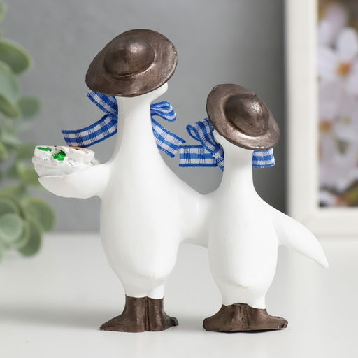 Фигурка полистоун «Уточки в панамах, с корзинкой цветов», 9×9×3 см