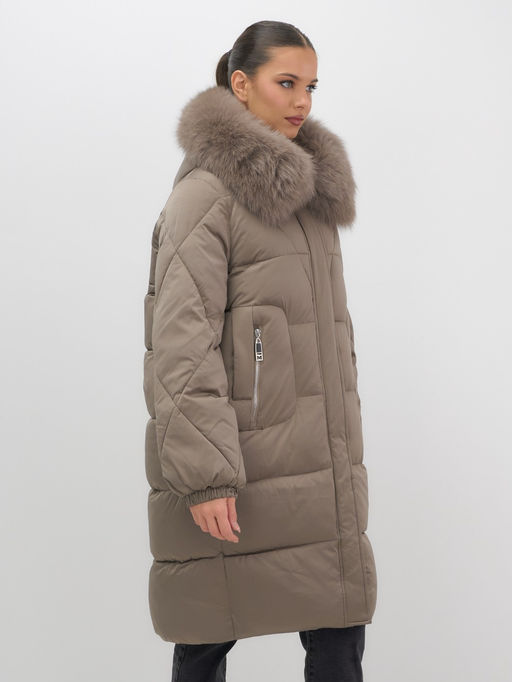 Пальто зимнее утепленное с мехом и капюшоном тренд коричневого цвета 7629K - Visdeer фото 8