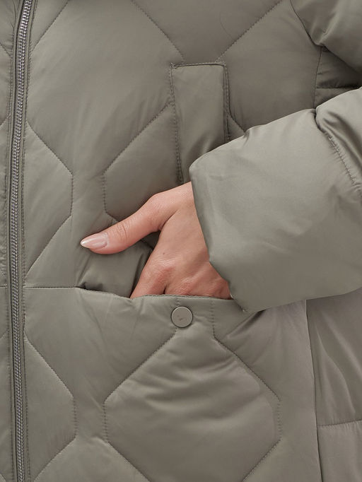 Пальто зимнее утепленное с мехом и капюшоном тренд коричневого цвета 7753K - Visdeer фото 10