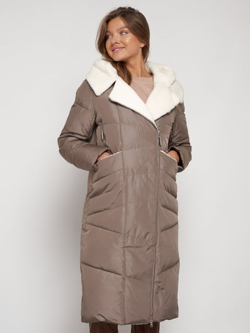 Пальто утепленное с капюшоном зимнее женское коричневого цвета 132255K - Visdeer фото 8