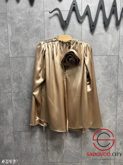 Атласная блуза на кнопках и шнурке