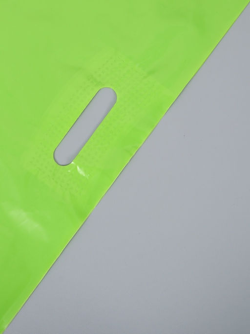 Цена за 50 шт. Пакет полиэтиленовый с вырубной ручкой, Салатовый 50-60 См, 70 мкм