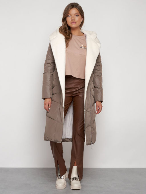 Пальто утепленное с капюшоном зимнее женское коричневого цвета 132255K - Visdeer фото 20