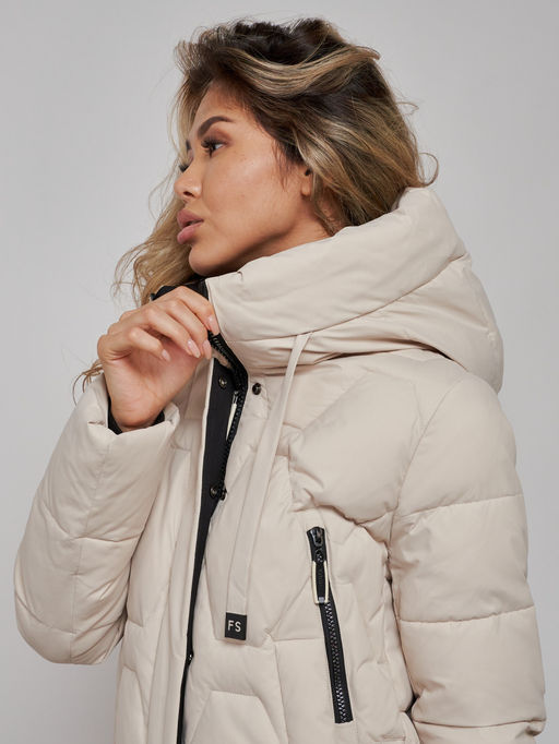 Пальто утепленное молодежное зимнее женское бежевого цвета 589899B - RoccaManer фото 16