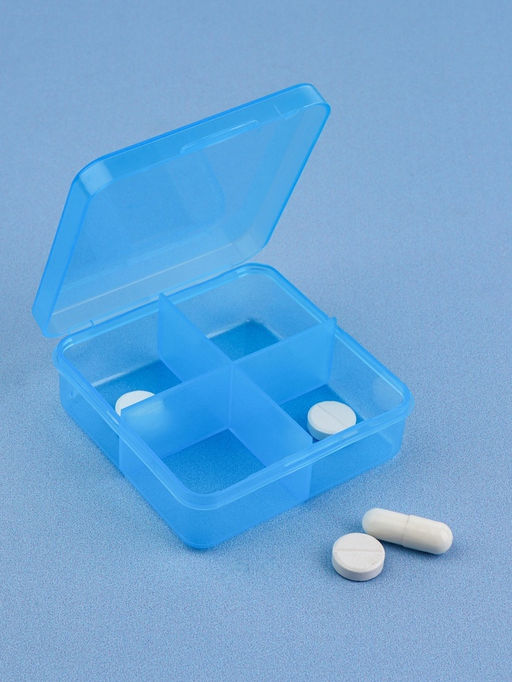 Цена за 2 шт. Таблетница, 7×6.7×2.4 см, 4 секции, цвет синий