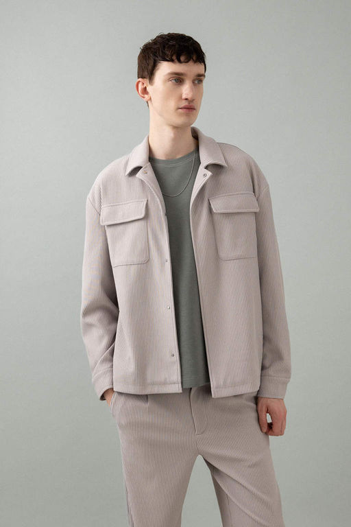 Плиссированная куртка с рубашечным воротником и расслабленным кроем