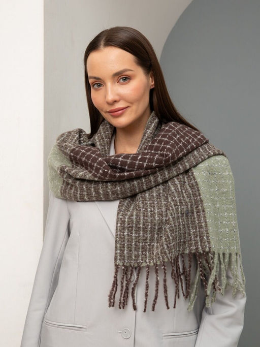 Палантин в бежевых тонах с оригинальным клетчатым орнаментом