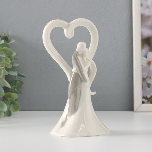 Фигурка керамика «Абстракция. Влюблённые, объятия у большого сердца», 8.5×7.4×16 см