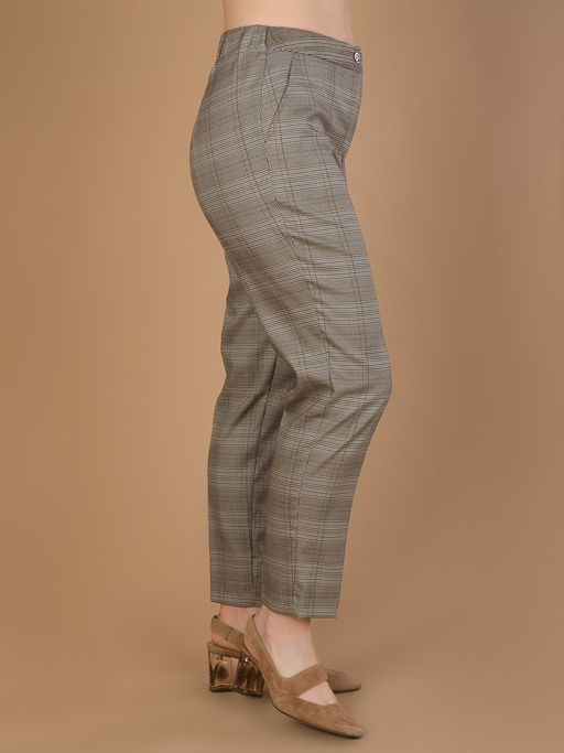 Брюки классические в клетку коричневые - Odis фото 4