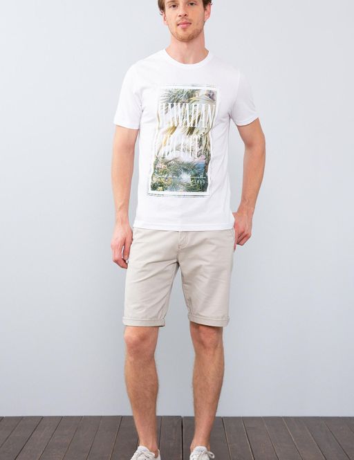 Белая тонкая футболка с круглым вырезом