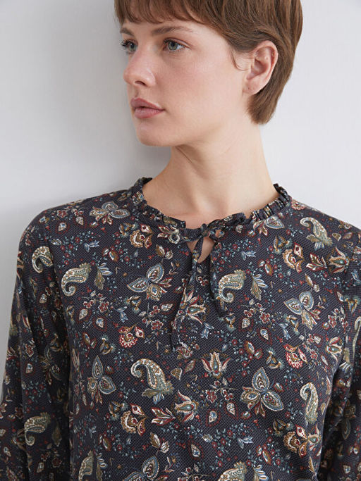 Ba?lamal? Yaka ?i?ekli Bluz