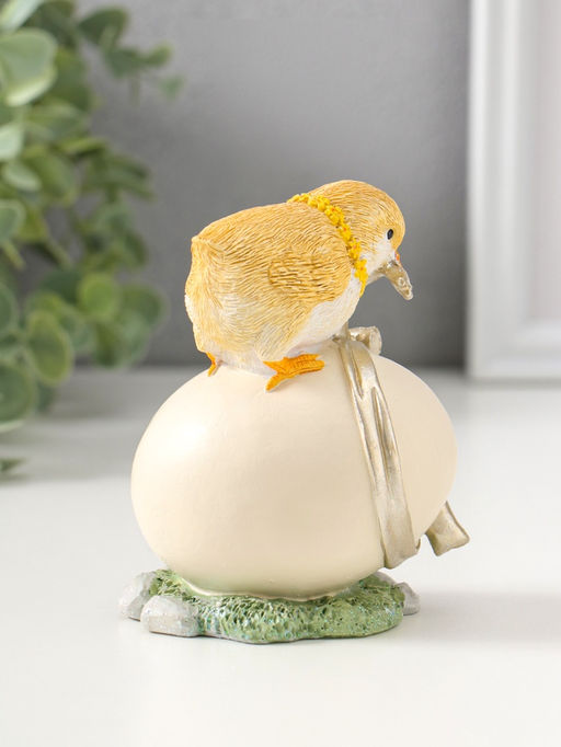 Фигурка полистоун Цыплёнок завязывает подарочный бант на яйце, 11 см