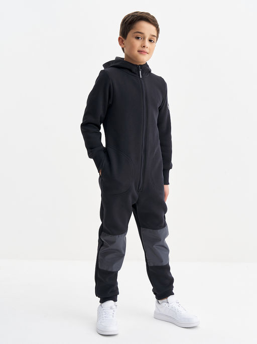 Черный комбинезон с наколенниками для мальчика