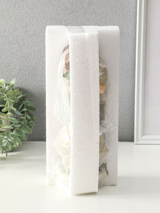 Сувенир полистоун "Влюблённые в вязанных джемперах, под зонтом" 8,5х9,5х25,5 см