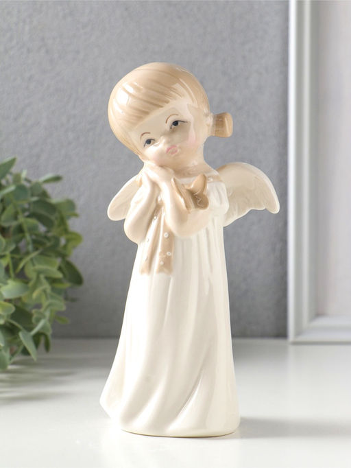 Сувенир керамика "Девочка-ангел с хвостиками, с бабочкой на руке" 9,6х6,8х18,3 см