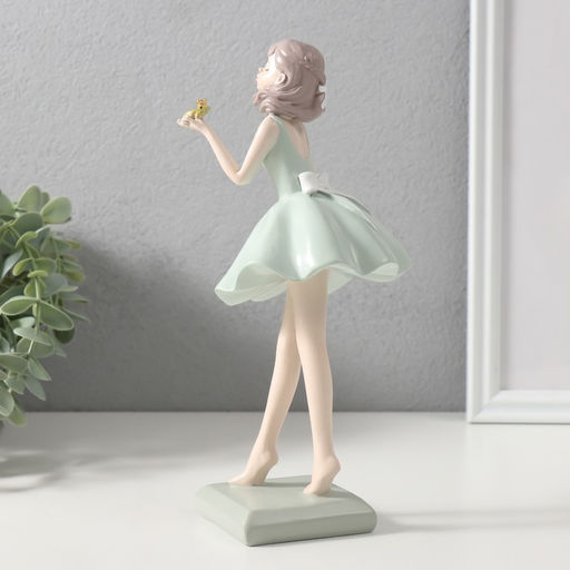 Фигурка полистоун «Влюблённая в принца-лягушку девушка», 11×10×24 см