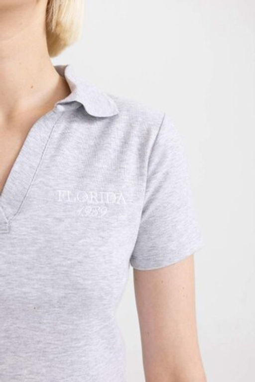 Приталенная футболка с короткими рукавами и воротником-поло с принтом - Defacto фото 4