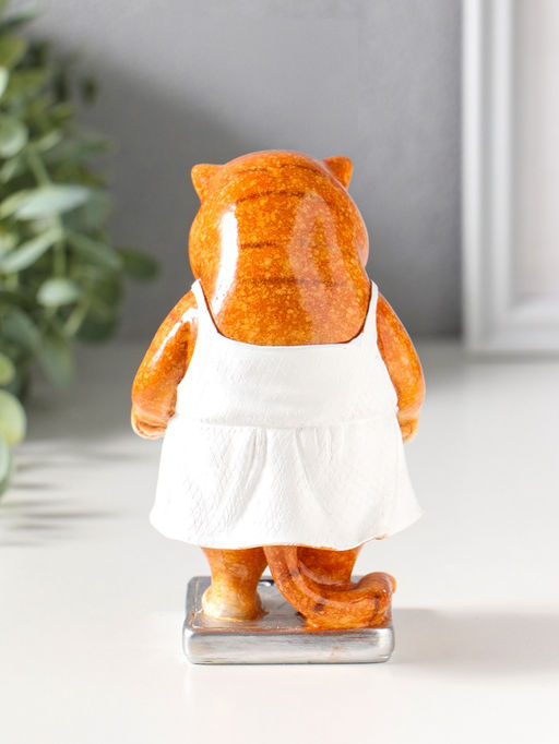 Сувенир полистоун лак "Кошка в белом сарафане стоит на весах" 7,5х7,2х12,5 см