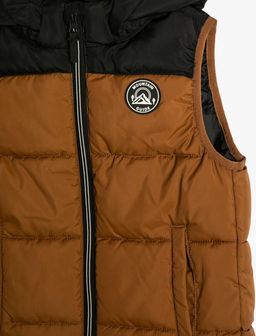 Пуховик для мальчика с капюшоном и карманом цветных блоков на молнии