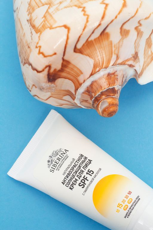 Антивозрастной солнцезащитный крем для лица SPF 15 с гиалуроновой кислотой SIBERINA