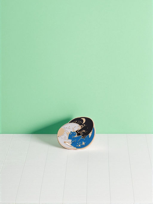 Значок Небесные коты, цветной в золоте