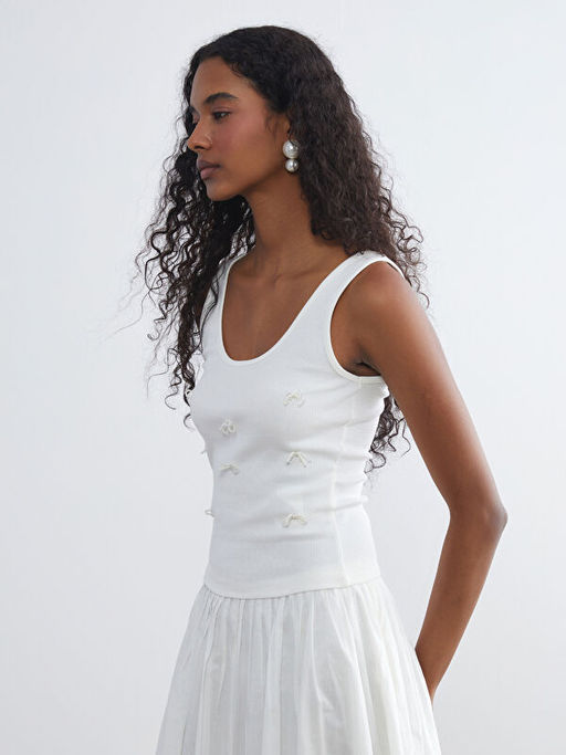 U Yaka Boncuk ??lemeli Fiyonklu Bluz