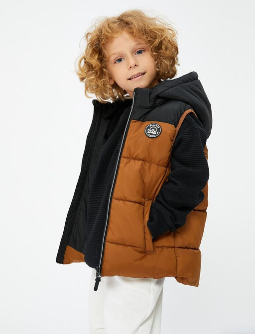 Пуховик для мальчика с капюшоном и карманом цветных блоков на молнии