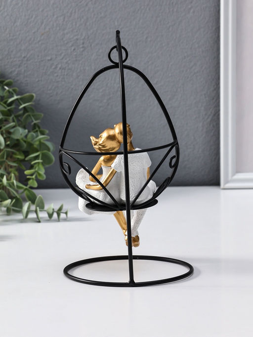 Сувенир полистоун "Парочка качается на качеле" бело-золотой 13,5х13,5х26 см