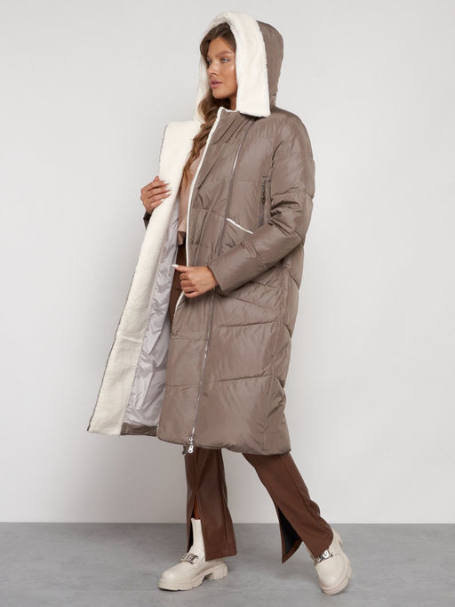 Пальто утепленное с капюшоном зимнее женское коричневого цвета 132255K - Visdeer фото 28