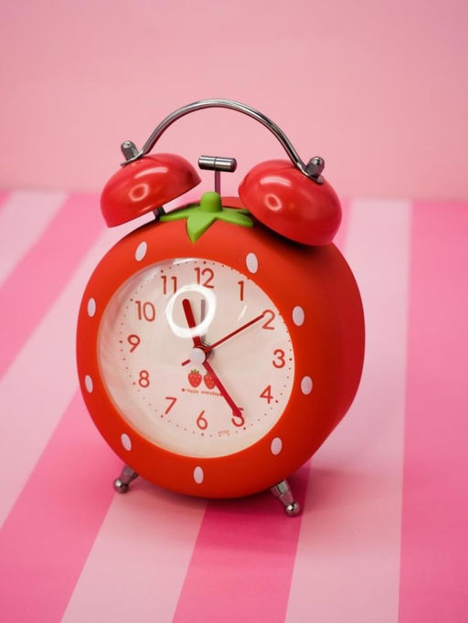 Часы-будильник Strawberry, red (7,5х10,5 см)