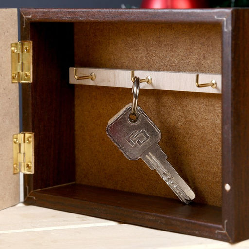 Ключница настенная «Снегири», панно декоративное, венге, 12×17 см