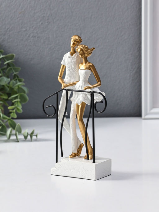 Сувенир полистоун "Парочка стоит на лестнице с перилами" бело-золотой 4,4х12,5х21 см