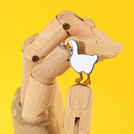 Цена за 2 шт. Значок деревянный Утка с ножом, 2.6?3.1 см