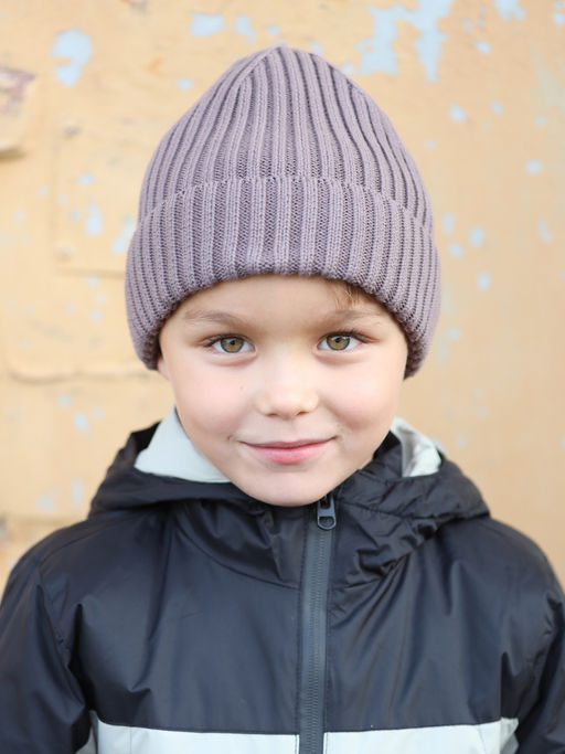 Кофейная вязаная шапка