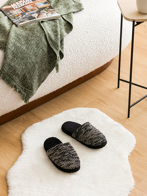 Desenli Kad?n Ev Terli?i