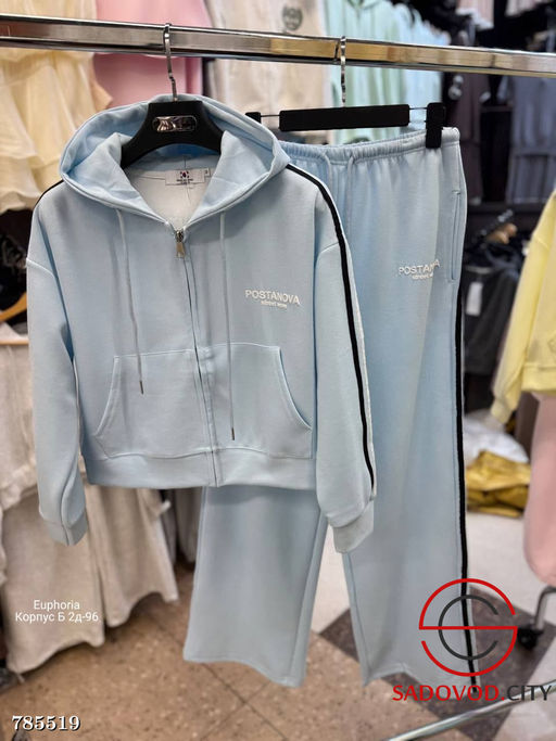 Женский спортивный костюм