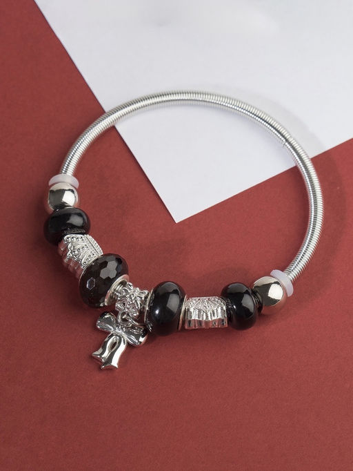 Цена за 2 шт. Браслет с шармами «Марджери» бант, чёрный в серебре, d=6.5 см