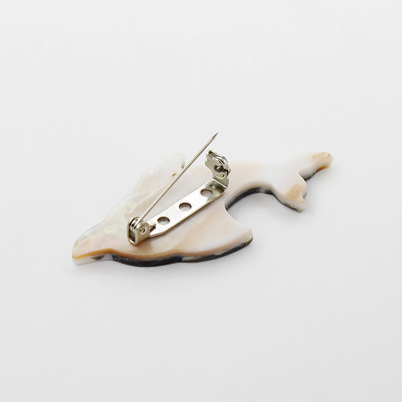 Брошь "Дельфин" перламутр гелиотис