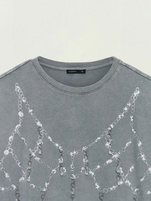 Футболка с принтом и декоративными кристаллами / Zarina