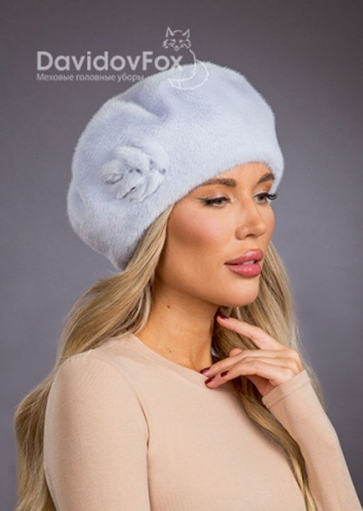 Шапка Берет экомех с украшение голубой