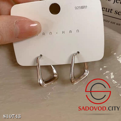 Геометрические глянцевые модные и элегантные серьги-кольца.