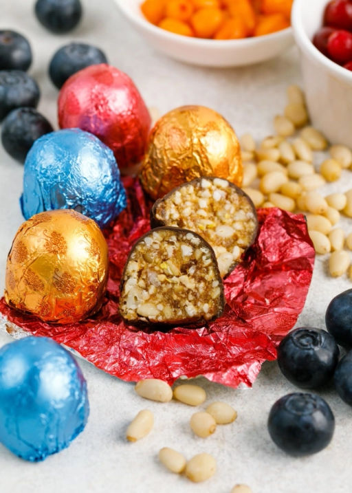 Кедровый грильяж ассорти  клюква, черника, облепиха, 600 г | шоу-бокс | весенняя обложка - Сибирский кедр фото 4