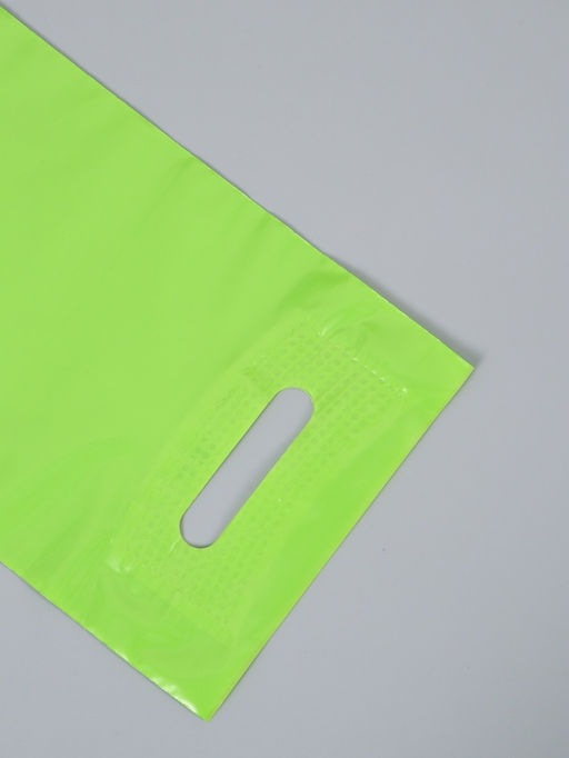 Цена за 50 шт. Пакет полиэтиленовый с вырубной ручкой, Салатовый 20-30 См, 60 мкм